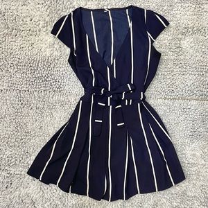 Cute romper! Very good quality and great for business casual!